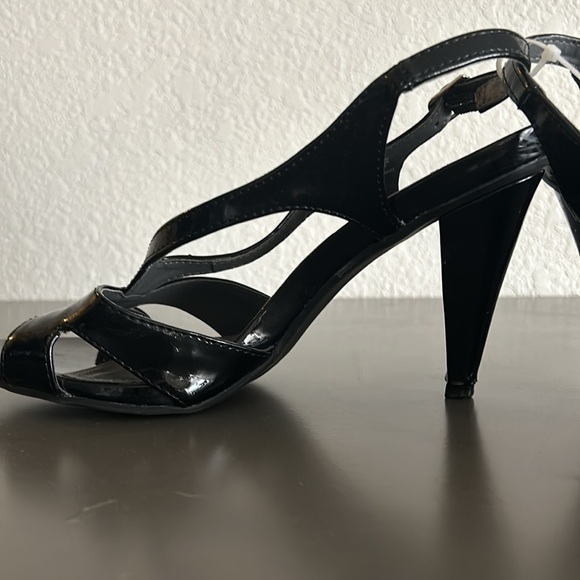 Kenneth Cole Reaction Heels - Picture 3 of 6